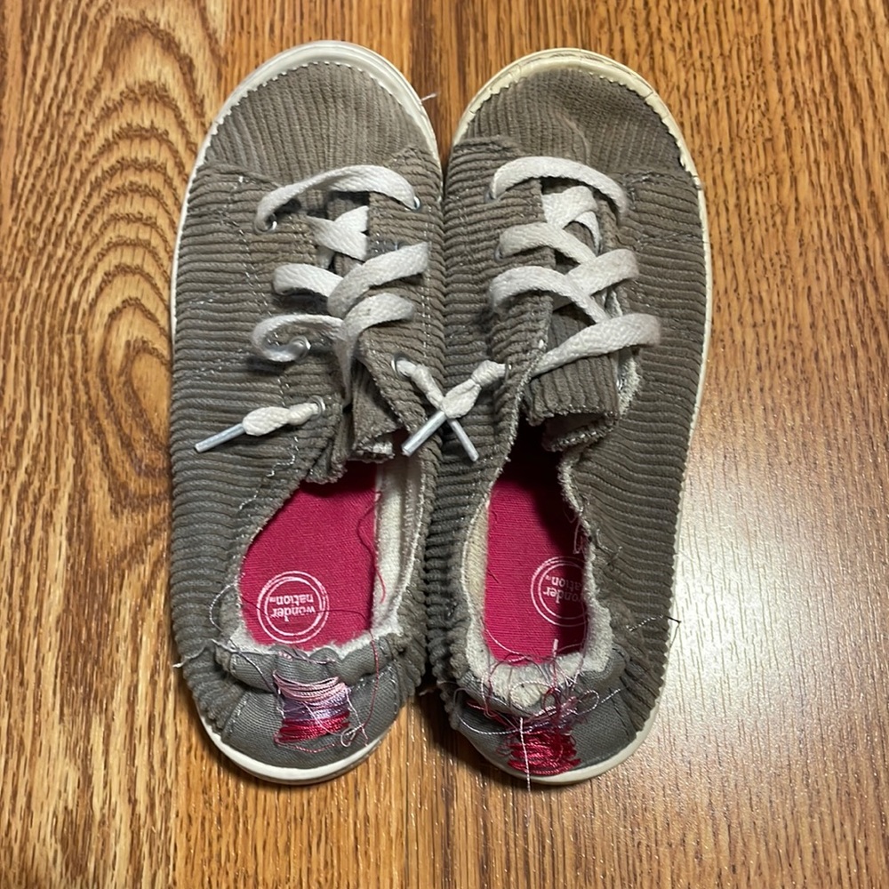 Wonder nation slip ons - Size 1 youth
